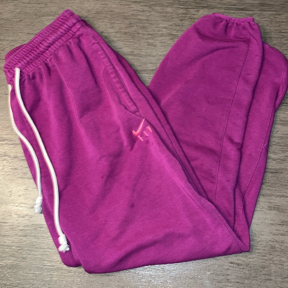 Nike Women's Dri-FIT Swoosh Fly Standard Issue Sweats in L